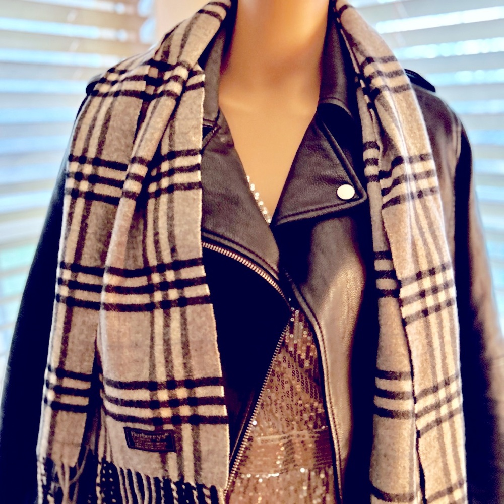🩶 Authentic Vintage Burberry Scarf in Gray Plaid 🖤